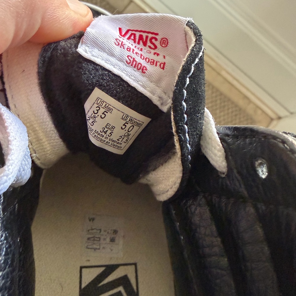Vans Skateboard shoes - like brand new, size 5 women